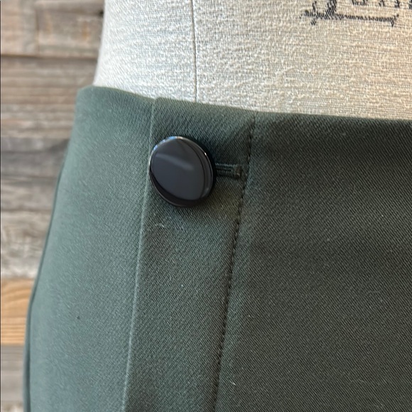 Loft Green Skirt with Black Button Detail Back Zipper Fully Lined Size 4 - Picture 2 of 7